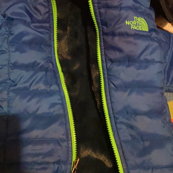 Selling toddler 18/24 month northface coat - Picture 3 of 3